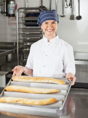 kadın Şef sunulması ekmek loafs