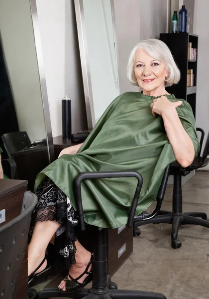 Woman Waiting At Beauty Salon — Stock Photo, Image