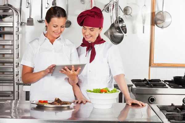 Vrouwelijke chef-koks met behulp van digitale Tablet PC — Stockfoto