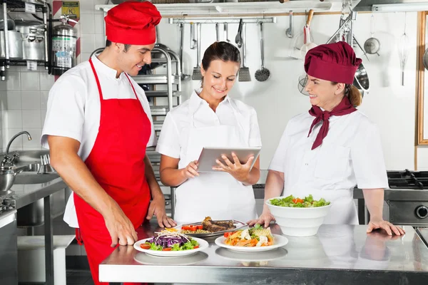 Chef-koks met behulp van tablet pc in keuken — Stockfoto