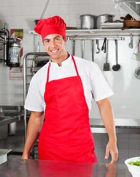 Chef de pie en la cocina comercial — Foto de Stock