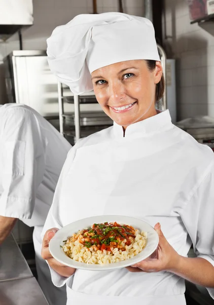 Ženské šéfkuchař zobrazeno těstoviny — Stock fotografie