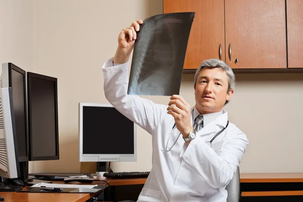 Radiologista segurando raio-X do ombro — Fotografia de Stock