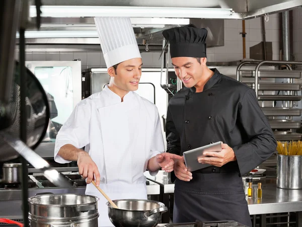 Chefs masculinos preparando alimentos juntos — Fotografia de Stock