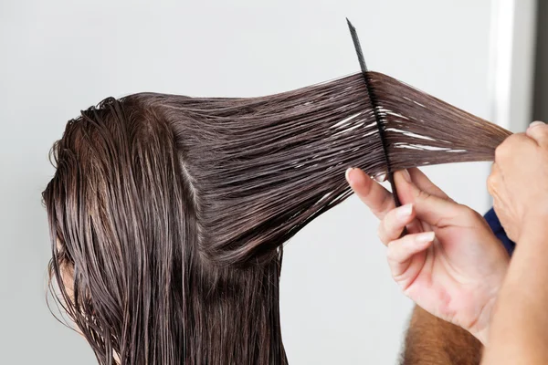Manos de peluquero peinando el cabello del cliente — Foto de Stock