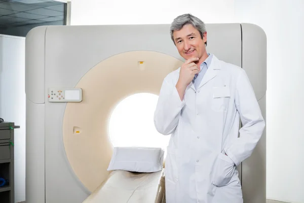 Doctor de pie por la máquina de escaneo Ct —  Fotos de Stock