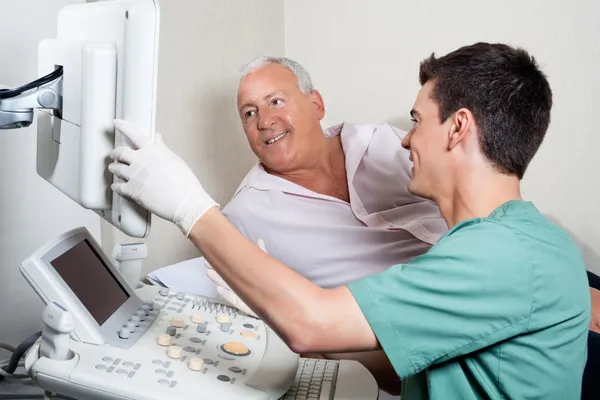 Patient schaut auf Ultraschallgerät — Stockfoto