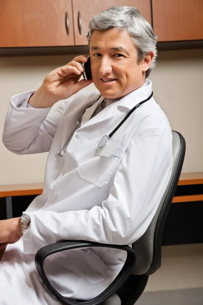 Dokter beantwoord telefoongesprek — Stockfoto