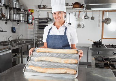 kadın Şef pişmiş ekmek sunulması