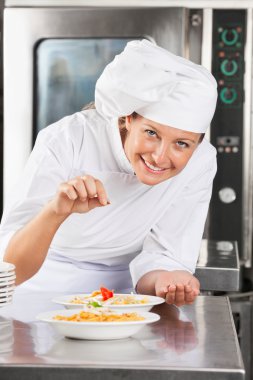 Baharatlar eklemeyi mutlu aşçı, yemek için
