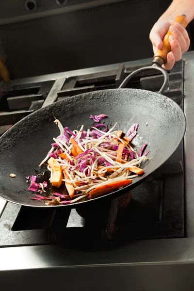 Cocinero Cocinando Verduras en Wok —  Fotos de Stock