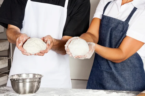 Chefs presentando masa en la cocina — Foto de Stock