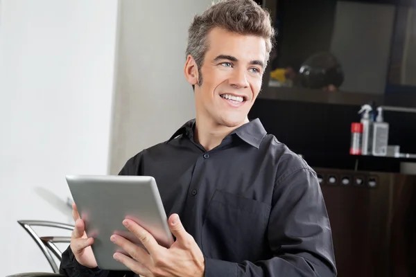 Cliente masculino com tablet digital no salão — Fotografia de Stock