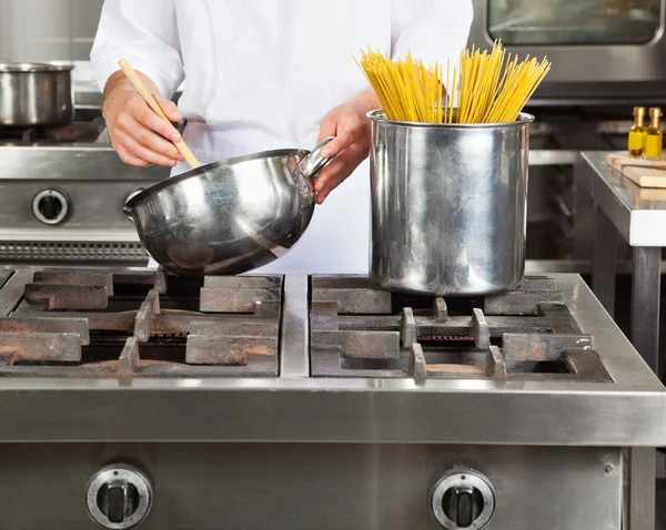 Chef Cooking Spaghetti — Stock Photo, Image