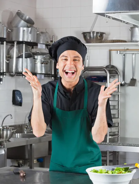 Masculino Chef Gesturing no cozinha — Fotografia de Stock