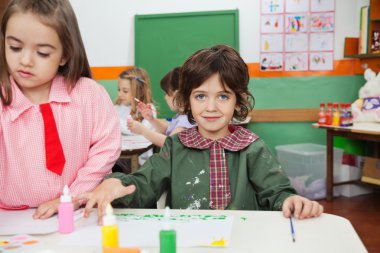 Çocuk sanat sınıf arkadaşı ile boyama