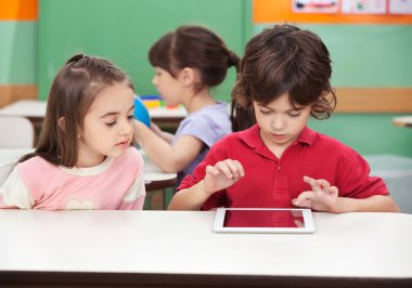 Erkek arkadaşın masasında dijital tablet kullanma