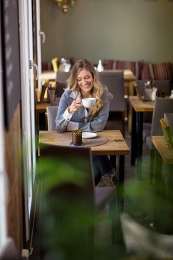 kafede kahve olan kadın
