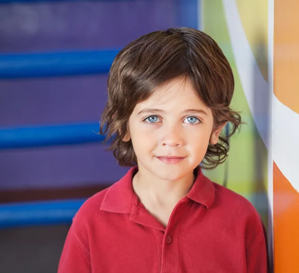 A fiú Casuals mosolyogva az óvodában — Stock Fotó