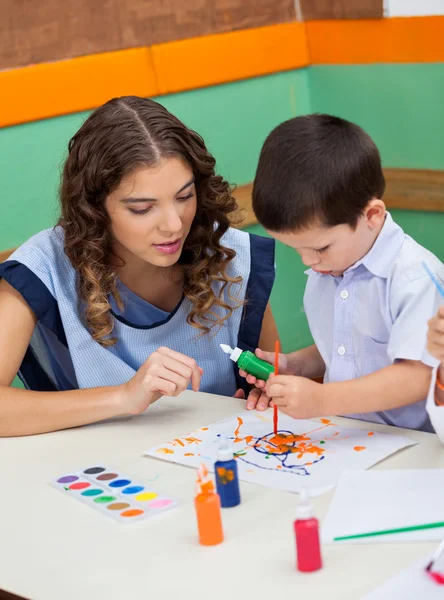 Étudiant enseignant en classe — Photo