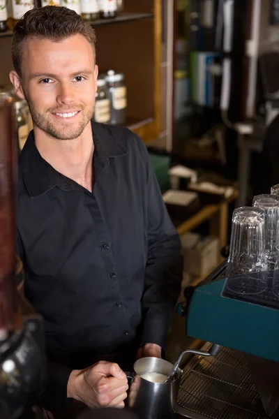 Vacker ung bartender jobba på café — Stockfoto