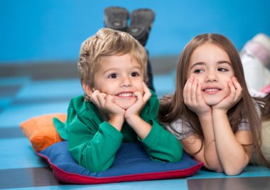 çocuklar ellerinde sınıfta katta yatan kafa ile