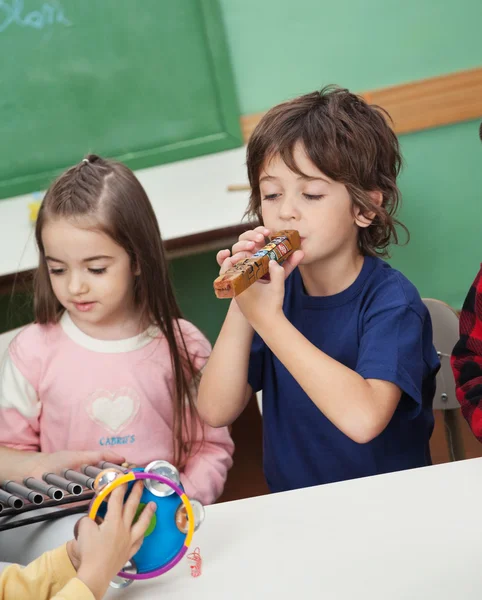 Barn spelar musikinstrument i klassrummet — Stockfoto