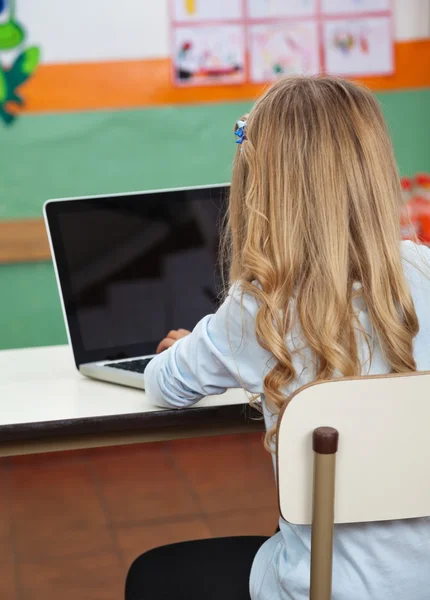 Κοριτσάκι, χρησιμοποιώντας φορητό υπολογιστή προσχολικής ηλικίας — Φωτογραφία Αρχείου