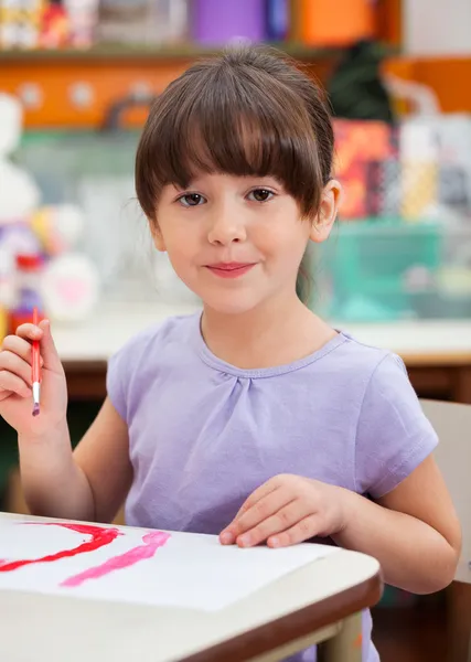 Carino pittura bambina nella classe di arte — Foto Stock