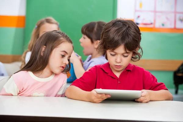 Děti pomocí digitálních tabletu ve školce — Stock fotografie