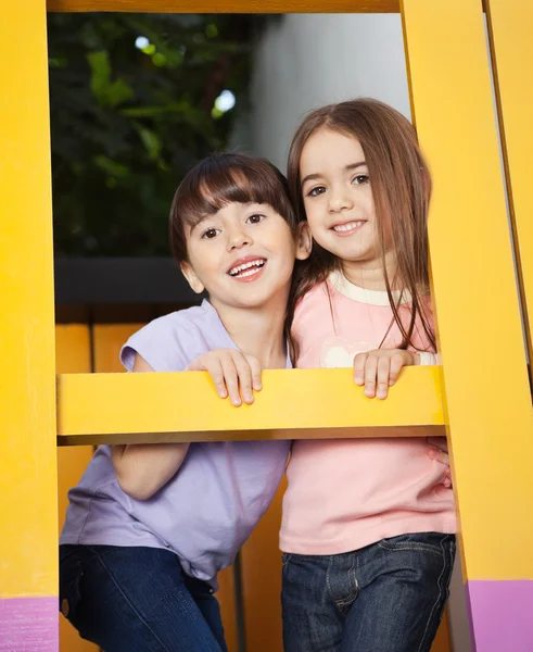 Meisje met vriend spelen in playhouse — Stockfoto
