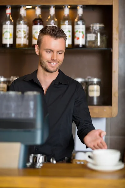 Barista ukázal na čítač v seznamu vybrat coffeeshop — Stock fotografie