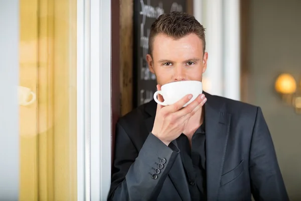 Jonge zakenman drinken koffie — Stockfoto