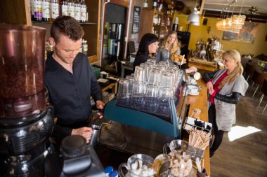Barmen kadın meslektaşım coff hizmet sırasında sayaç çalışıyor