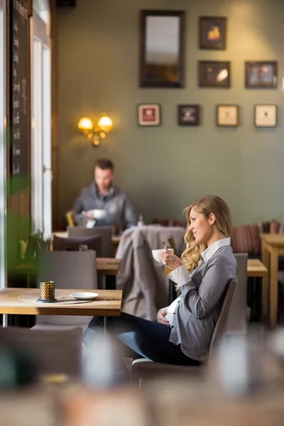 Pregnant Woman Having Coffee While Looking Away — Stock Photo, Image