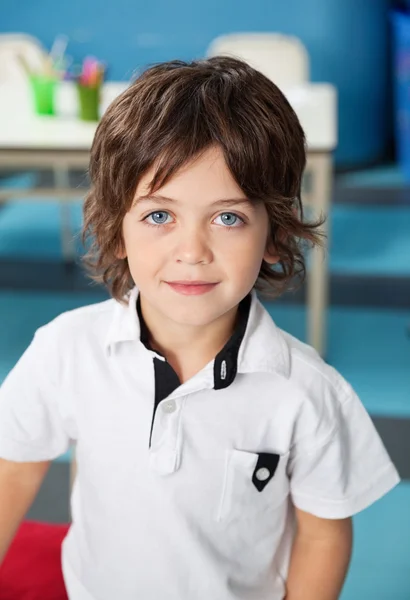 Schattige jongen in casuals op kleuterschool — Stockfoto