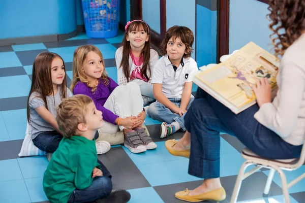 Teacher Reading Story Book To Children — Stock Photo, Image