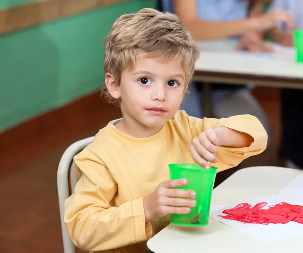 Liten pojke tvätt pensel i glas — Stockfoto