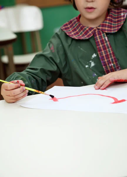 Little Boy Pintura na aula de arte — Fotografia de Stock