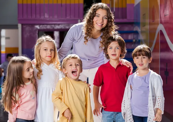 Lehrerin mit Kindergruppe im Vorschulalter — Stockfoto