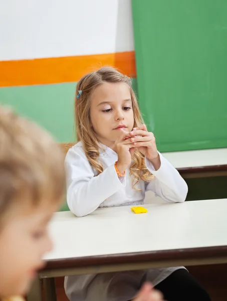 Garota moldando argila na sala de aula — Fotografia de Stock