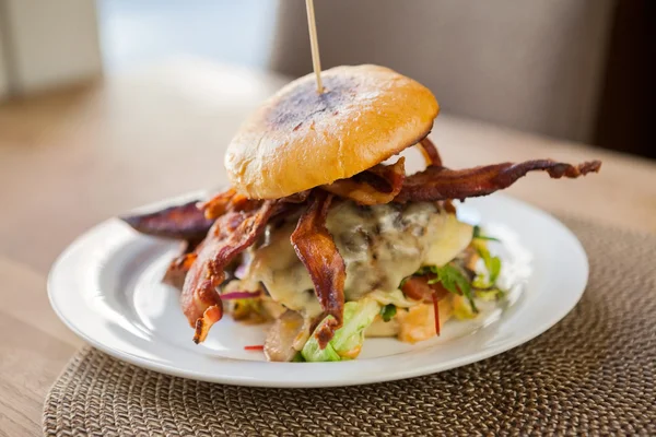 Lezzetli bacon hamburger plaka üzerinde — Stok fotoğraf