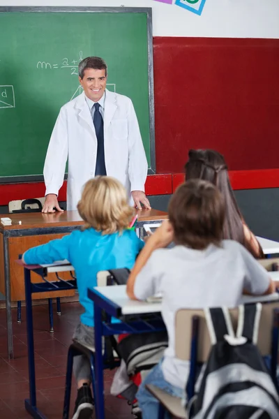 Lehrer unterrichtet Schüler im Klassenzimmer — Stockfoto