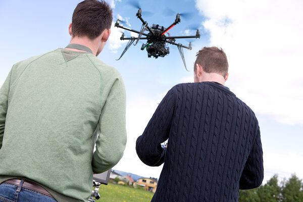 Летчик и фотограф с беспилотником
