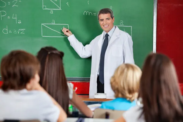 Teacher Teaching Schoolchildren — Stock Photo, Image