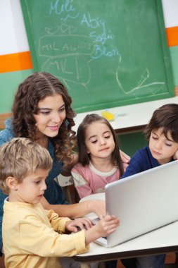 öğretmen ve öğrencilerin sınıfta dizüstü bilgisayar kullanmak