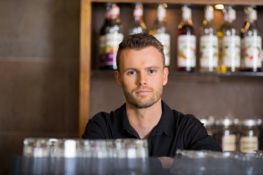 Kendine güvenen erkek barmen Café