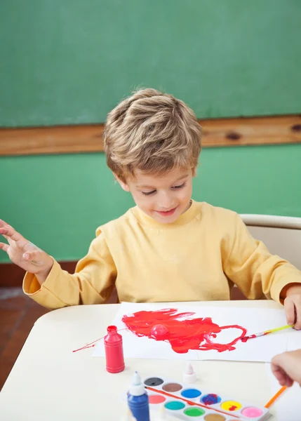 Pintura de menino com aquarelas na aula de arte — Fotografia de Stock