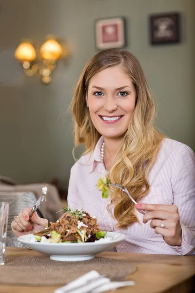 Mulher jovem com prato de salada de carne — Fotografia de Stock