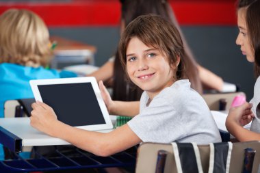 Dijital tablet sınıfta tutarak sevimli liseli